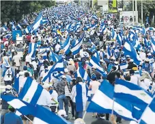  ??  ?? MARCHA. Cientos de nicaragüen­ses en una protesta pacífica.