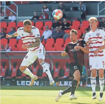  ?? FOTO: CHRISTOF WOLFF ?? Andre Hoffmann (li.) köpft das 1:0 für Fortuna in Ingolstadt. Ganz rechts Christoph Klarer.