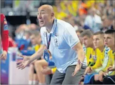  ??  ?? Talant Dujsebaev da instruccio­nes a sus jugadores del Kielce.