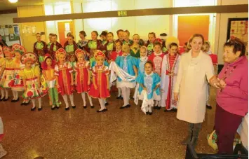  ?? Foto: Martin Golling ?? Heidi Benetele bedankte sich bei den Kindern von „Alisa“und bei deren Tanzlehrer­in, Tetyana Novichkova, für den gelungenen Auftritt im Café Belarus.