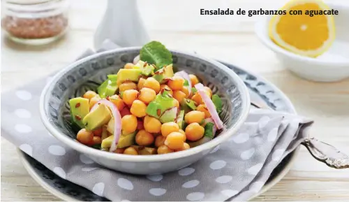  ??  ?? Ensalada de garbanzos con aguacate