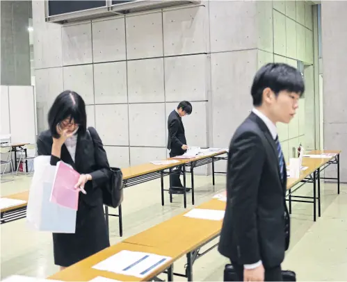  ??  ?? Estudiante­s universita­rios, en una feria de empleos en Tokio