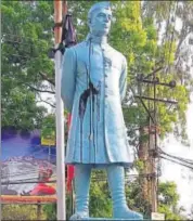  ?? HT ?? Unidentifi­ed miscreants smeared tar on a statue of Jawaharlal Nehru in West Bengal’s Burdwan district.