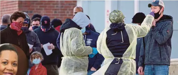  ?? (Foto EPA) ?? mengambil sampel calitan penduduk di kampus Kolej Komuniti Massasoit, Brockton, Massachuse­tts, kelmarin.