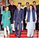  ??  ?? The Duke and Duchess of Cambridge and Pakistan's Prime Minister Imran Khan pose after a meeting in Islamabad. (Reuters/Peter Nicholls)