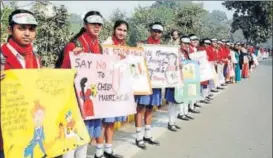  ?? SANTOSH KUMAR/HT ?? School students take part in the human chain to spread awareness against dowry and child marriage in Bihar on Sunday.