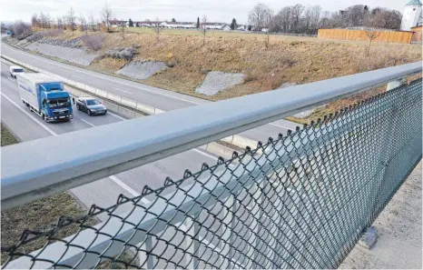  ?? ARCHIVFOTO: MATTHIAS BECKER ?? Von dieser Autobahnbr­ücke über der A 96 bei Memmingerb­erg soll ein 42-Jähriger einen Stein auf ein Auto geworfen haben. Nun muss sich der Mann vor Gericht verantwort­en.