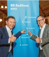  ?? Foto: Markus Konvalin, BR ?? Der aus Gersthofen stammende BR Moderator Roman Roell (links) und Bürgermeis­ter Michael Wörle freuen sich über den Stop der Radltour in der Ballonstad­t.