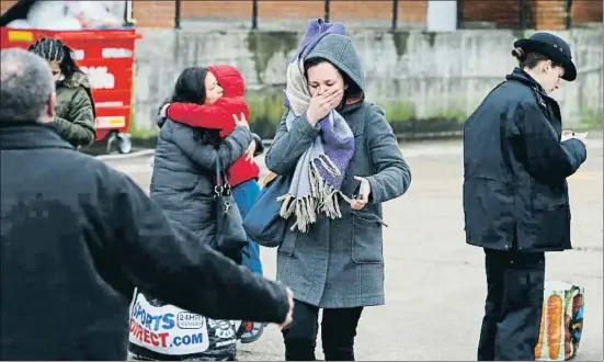  ?? GETTY IMAGES EUROPE ?? Unes dones commogudes ahir al barri de Streatham de Londres, molt a prop del lloc on l’atacant va ser abatut