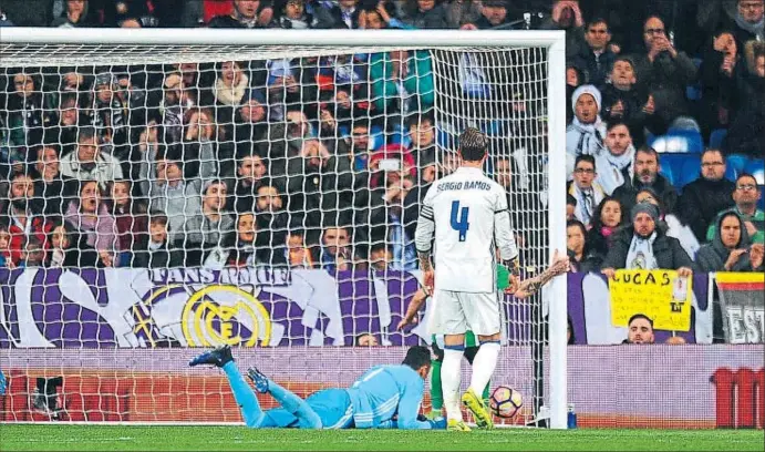  ?? DENIS DOYLE / GETTY ?? A Keylor Navas se li va escapar la pilota en aquesta jugada, que va suposar el gol del Betis al Santiago Bernabeu