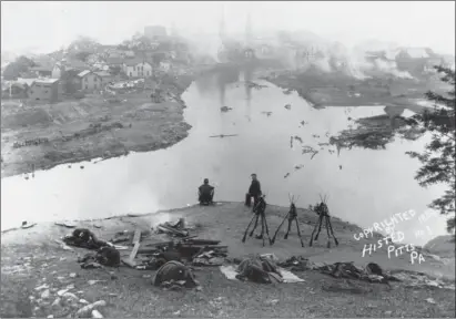  ?? ?? Một nhóm người sống sót nhìn ra Johnstown sau trận lụt.