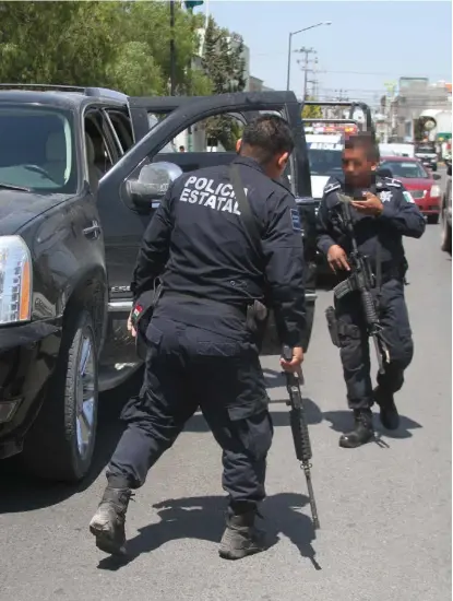  ?? JORGE SÁNCHEZ ?? Policías estatales durante los operativos en municipios de la entidad.
