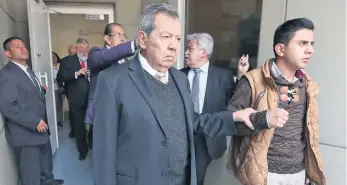  ??  ?? Porfirio Muñoz Ledo entregó la carta firmada por intelectua­les y políticos en la Sala Superior del Tribunal Electoral del Poder Judicial de la Federación.