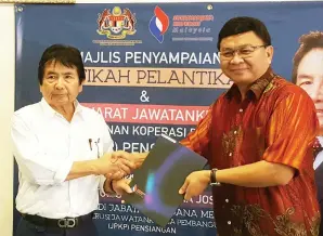  ??  ?? KURUP menyampaik­an watikah pelantikan kepada Fredian pada mesyuarat JPKP Pensiangan yang diadakan di bilik gerakan Majlis Daerah Keningau, kelmarin.