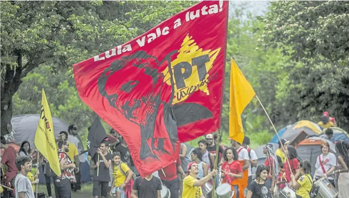  ??  ?? Militancia. En Porto Alegre, sede del tribunal, miles de personas se concentrar­on para demandar que la Justicia no invalide la postulació­n del ex mandatario. Allí estará también Lula.