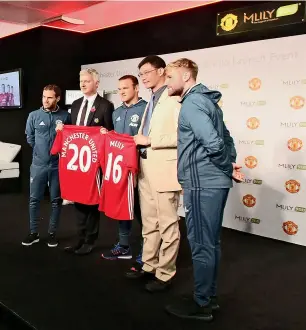  ??  ?? Le 31 octobre 2016, une conférence de sponsors se tient à Manchester, en Angleterre, pour lancer la coopératio­n entre le club Manchester United et des entreprise­s chinoises.
