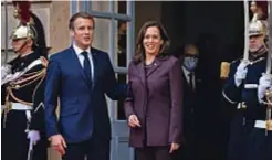  ?? ?? Kamala Harris con il presidente francese Macron il 12 novembre a Parigi