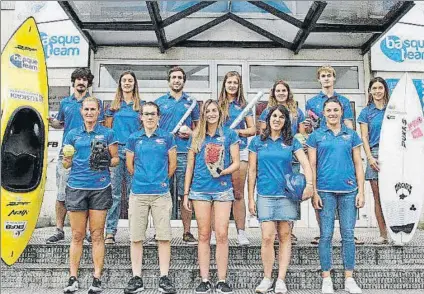  ?? FOTO: BASQUE TEAM ?? Nuevos becados Varios deportista­s que recibirán la ayuda de Basque Team posan en su sede en Getxo