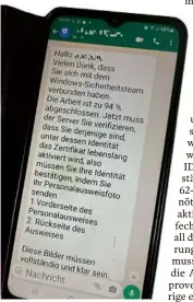  ?? Foto: Laura Strahl ?? Per Telefon und Whatsapp hielten die Betrüger Kontakt – über sieben Stunden.