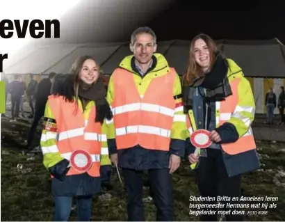  ?? FOTO BOBE ?? Studenten Britta en Anneleen leren burgemeest­er Hermans wat hij als begeleider moet doen.