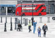  ?? REUTERS ?? A police officer with people in Trafalgar Square, following the outbreak of the coronaviru­s disease (COVID-19), London, Britain, May 3, 2020.