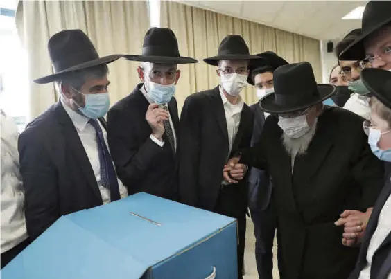  ?? EFE ?? ▶▶ Judíos ultraortod­oxos ejercen su derecho al voto en un colegio electoral de Israel.