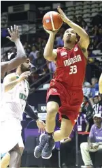  ?? CHANDRA SATWIKA/JAWA POS ?? KUAT: Andalan tim nasional basket Indonesia Arki Dikania Wisnu beraksi saat melawan India pada Invitation Tournament Asian Games 2018 di Hall Basket Senayan, Jakarta, 9 Februari tahun lalu.