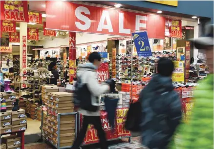  ?? TOSHIFUMI KITAMURA AGENCE FRANCE-PRESSE ?? Des consommate­urs dans un centre commercial de Tokyo