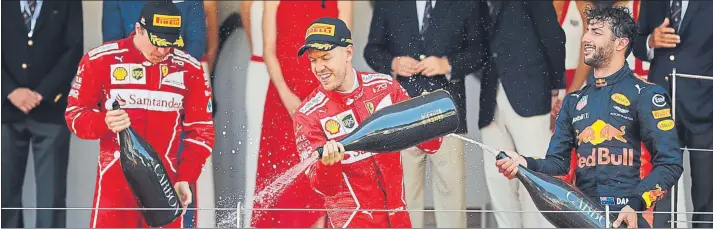  ?? FOTO: AP ?? Sebastian Vettel, celebrando su triunfo en el podio de Mónaco junto a un Raikkonen cabizbajo, consciente de que la estrategia del equipo lastró sus opciones de lograr la victoria en la carrera del trazado urbano de Montecarlo