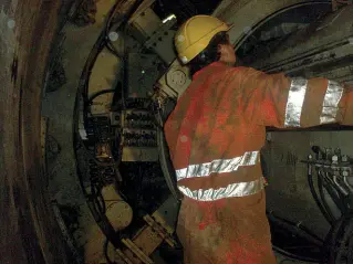  ??  ?? Al lavoro Un operaio impegnato nello scavo del tunnel del Brennero