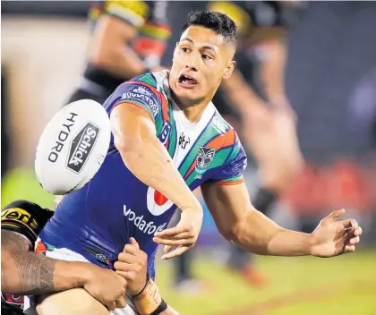  ?? Photo / Photosport ?? Offloads like this from skipper Roger Tuivasa-Sheck have been a rarity for the Warriors, who are struggling to threaten on attack.