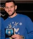  ??  ?? Stefan De Vrij con il cd «Inter Hits» presentato ieri GETTY