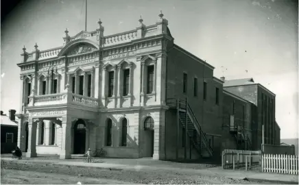  ??  ?? Palmerston North Opera House in 1913, at the height of the golden age of touring shows.