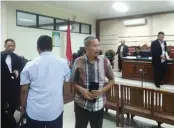  ?? LUGAS WICAKSONO/JAWA POS ?? SENDIRI: Teguh Sutjahja (tengah) setelah menjalani sidang di Pengadilan Tipikor Surabaya di Sidoarjo kemarin.