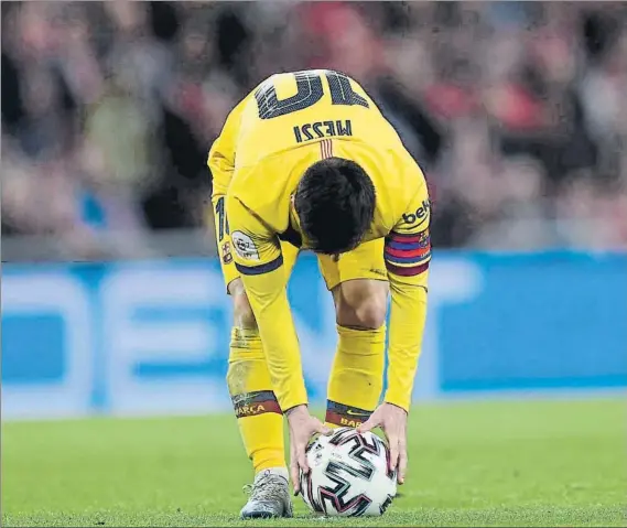  ?? FOTO: MANEL MONTILLA ?? Leo Messi no pudo evitar la eliminació­n copera del Barça
El argentino, omnipresen­te en San Mamés, tuvo una ocasión clarísima en el minuto 88, aún con 0-0 en el marcador