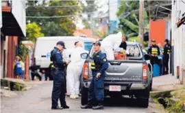  ?? ALBERT MARÍN. ?? Los agentes revisaron detalladam­ente la casa de la víctima.