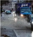  ??  ?? „Burglind“brachte am Vormittag auch kräftigen Regen mit.