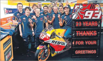  ?? FOTO: REPSOL HONDA ?? Marc Márquez celebra con su equipo en Phillip Island su cumpleaños 23 años celebró ayer en Australia el piloto de Cervera