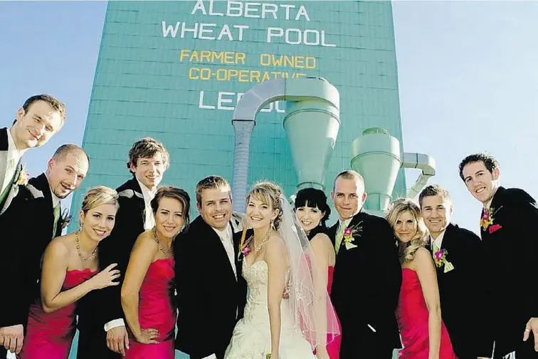  ?? Chantel Cameron Photograph­y ?? Whitney Exton and Wes Burwash and their wedding party pose in front of Leduc’s historic grain elevator, not far from the site of the ceremony and reception.