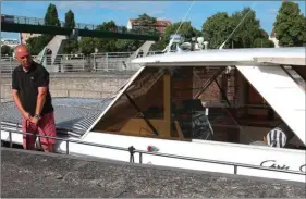  ??  ?? La Maline est basée au port de Nogent-surMarne, mais son skipper peut venir chercher les passagers en plusieurs endroits.