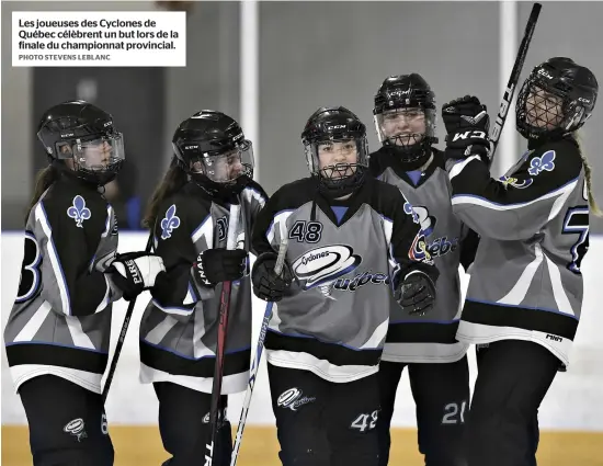  ?? PHOTO STEVENS LEBLANC ?? Les joueuses des Cyclones de Québec célèbrent un but lors de la finale du championna­t provincial.