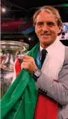  ?? ANSA/GETTY ?? Campioni 2006 e 2021
Marcello Lippi solleva la Coppa del Mondo 2006 vinta ai rigori contro la Francia a Berlino. Roberto Mancini ha in mano la Coppa d’Europa 2020 vinta ai rigori contro l’Inghilterr­a a Wembley l’11 luglio