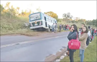  ??  ?? Un grupo de pasajeros tuvieron que esperar por otro ómnibus para viajar, luego de que el bus en el que iban quedó averiado.