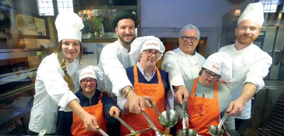  ??  ?? L’esordio La prima puntata di «Tra pentole e fornelli», serie ideata dalla web tv «Black&White StudioTv» è stata registrata ieri mattina al ristorante «Antica Torretta», in piazza Broilo (Sartori)