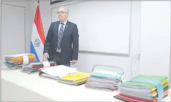  ??  ?? El director Anticorrup­ción del MEC, José Casañas Levi, revisó con su equipo de trabajo los 585 antecedent­es de los políticos que a su vez tienen rubro docente.