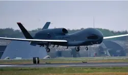  ??  ?? Le RQ-4 Global Hawk a effectué son premier vol en 1998. Drone HALE (High Altitude Long Endurance), il devait pouvoir remplacer les U-2, en offrant une endurance équivalent­e. Reste que l’appareil piloté est considéré comme plus efficient, tant du point de vue budgétaire que dans la modularité de ses charges utiles. Les RQ-4 servent cependant à des missions ISR et notamment SIGINT/COMINT. (© US Air Force)