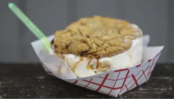  ?? RANDY RISLING/TORONTO STAR ?? Fans of Bakerbots swoon over the shop’s ice cream sandwich combinatio­ns like this one made with burnt toffee ice cream between two "the Everything" cookies.