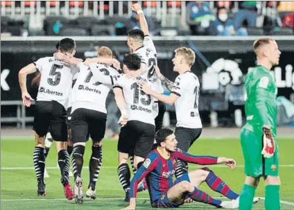  ?? FOTO: EFE ?? Ter Stegen y Lenglet se quedan de una posible falta de Correia en el gol con el que Paulista adelantó al Valencia