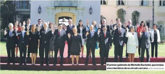  ?? FOTO: AGENCIAUNO FOTO: AGENCIAUNO ?? Rodrigo Peñailillo -hombre de confianza de Bachelet- dejó el gabinete junto a otros cuatro ministros en mayo de 2015. El primer gabinete de Michelle Bachelet, que incluía a los miembros de su círculo cercano.