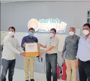  ?? HT PHOTO ?? Sarafa associatio­n giving medicine kits to district magistrate Varanasi, Kaushalraj Sharma.